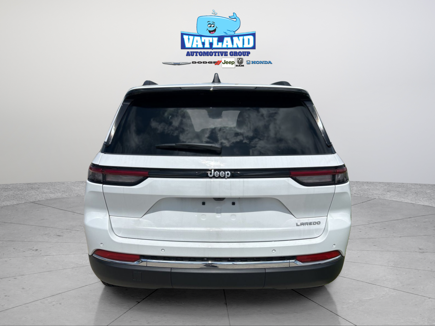 New 2026 Bright White Clear-Coat Exterior Paint Jeep Laredo X image 4