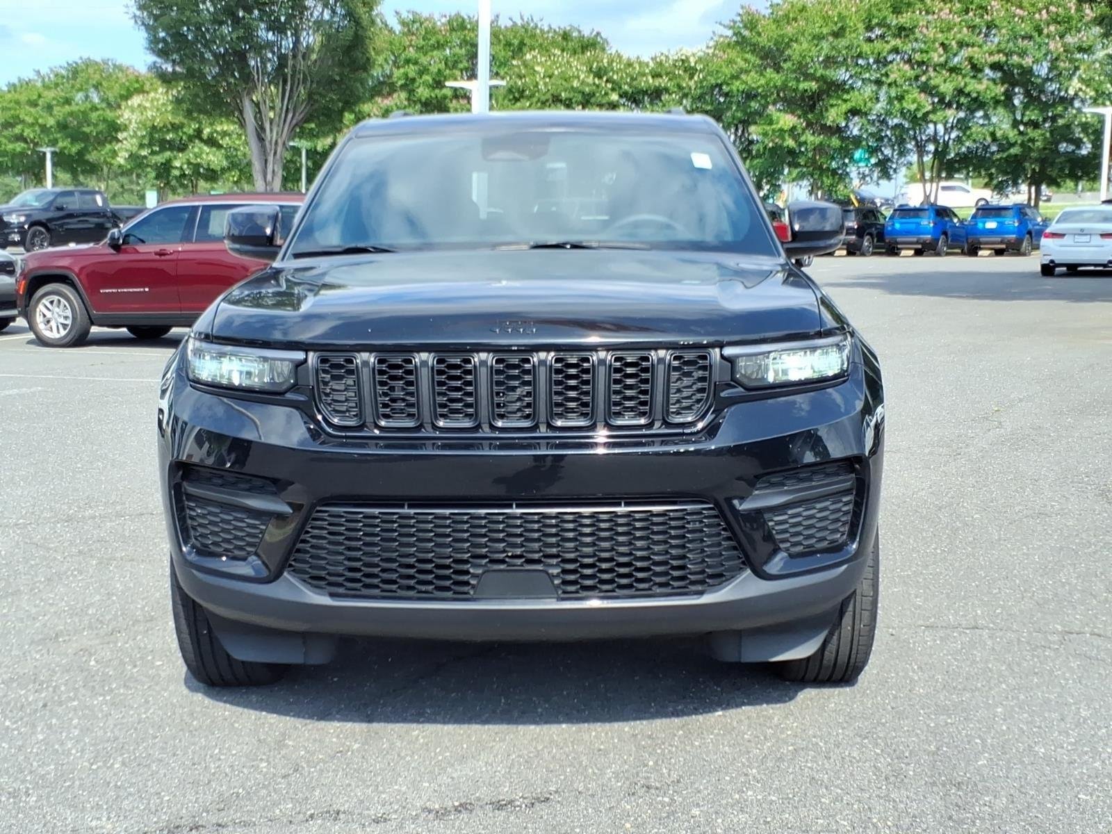 Used 2025 Diamond Black Crystal Pearlcoat Jeep Altitude image 11