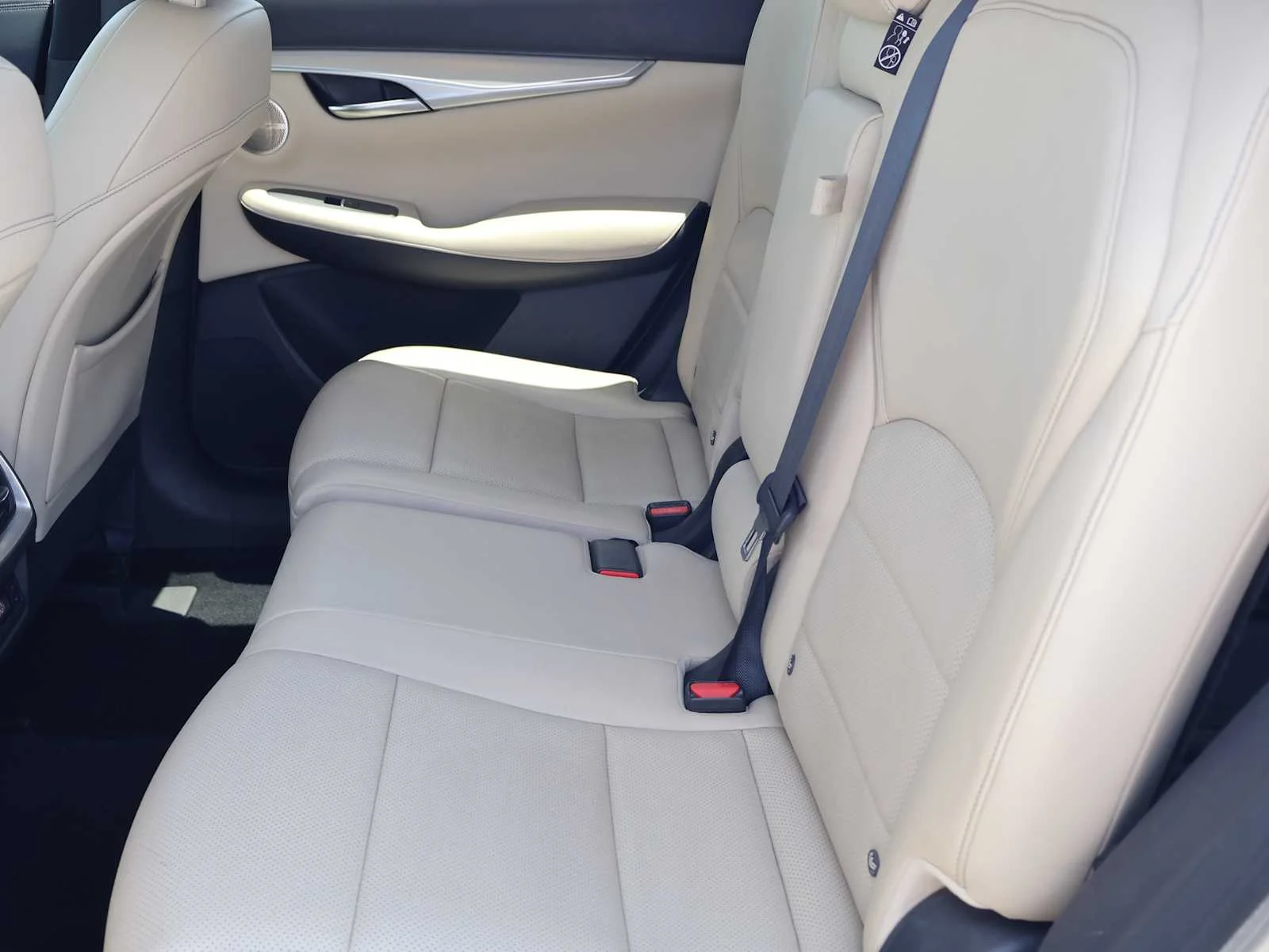 Used 2019 Majestic White INFINITI ESSENTIAL image 28