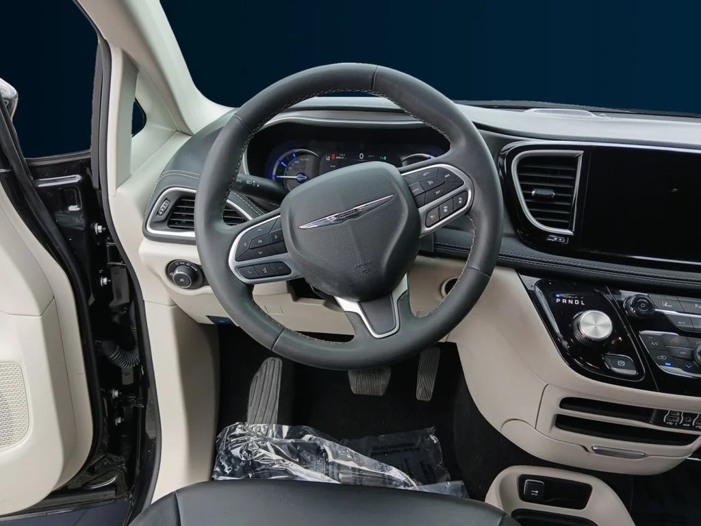 Used 2023 Black Chrysler Touring L image 13