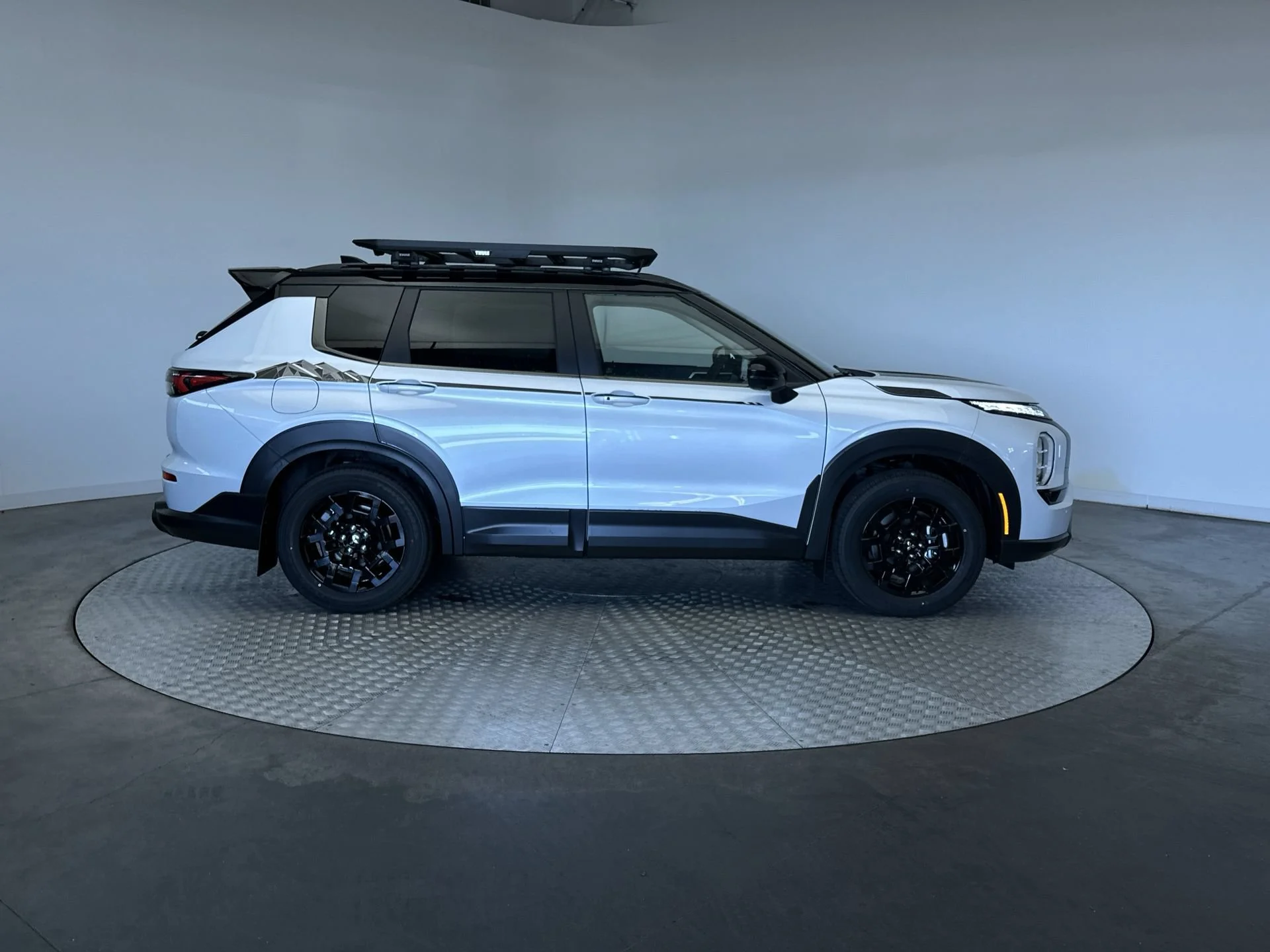 New 2026 White Diamond/Black Roof Mitsubishi Trail Edition image 10