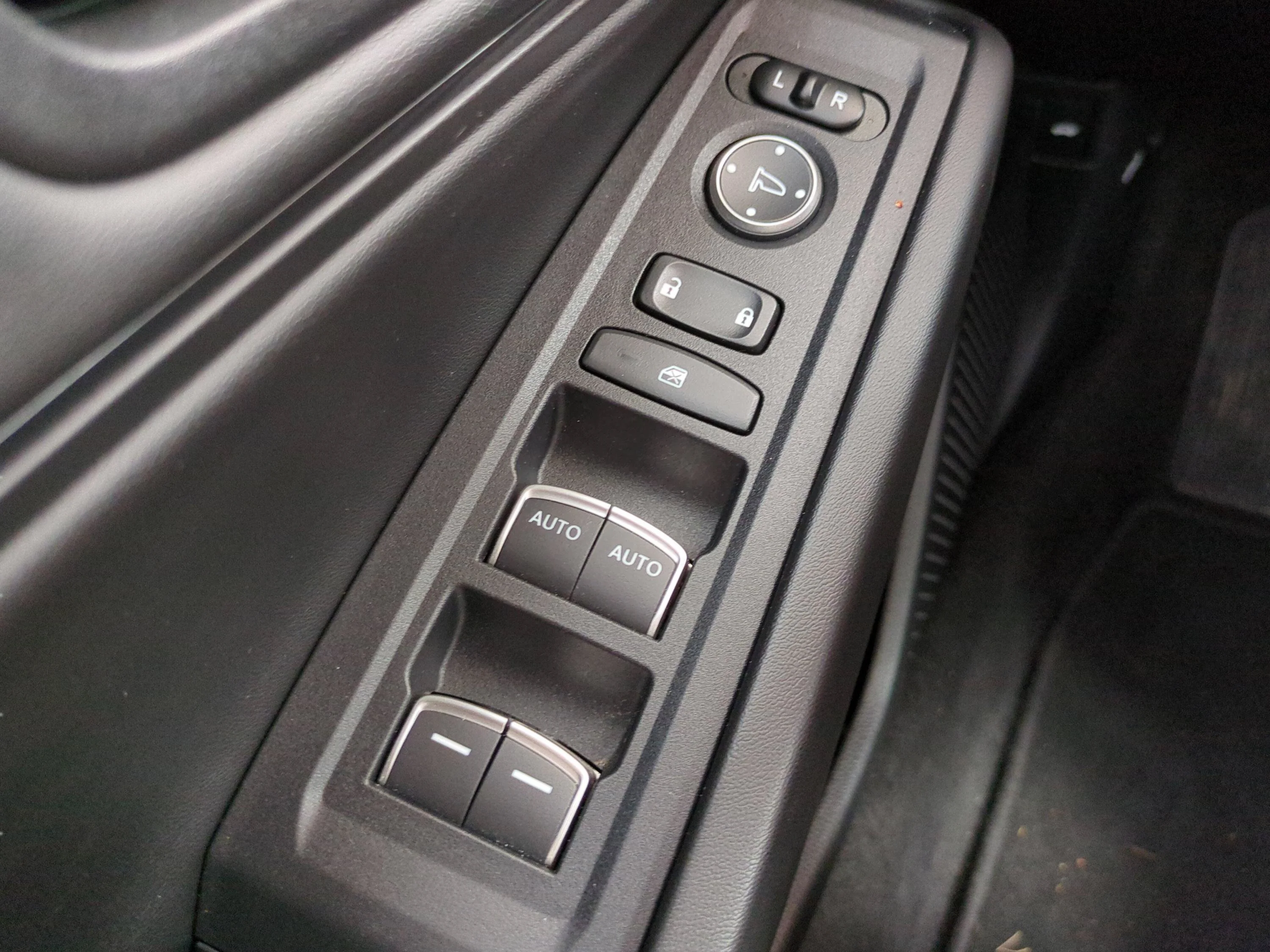 Used 2025 White Honda SE image 22