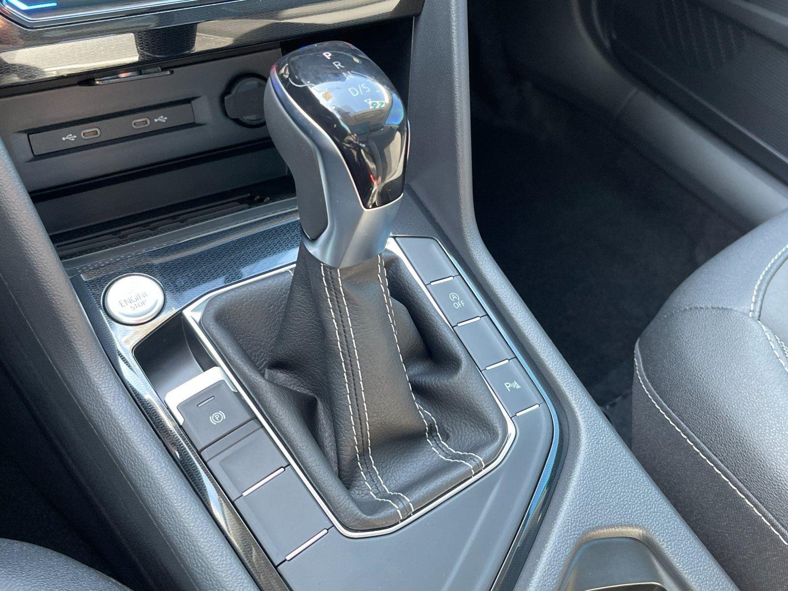 New 2026 Monument Gray w/Deep Black Roof Volkswagen SE Black image 27
