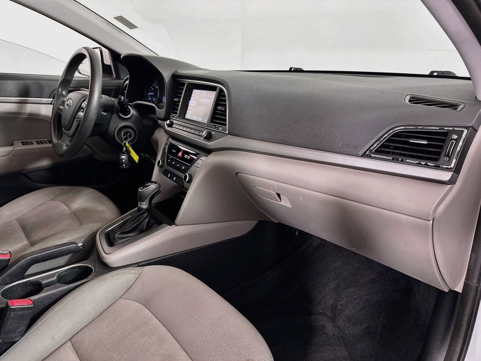 Used 2017 Quartz White Pearl Hyundai SE image 27