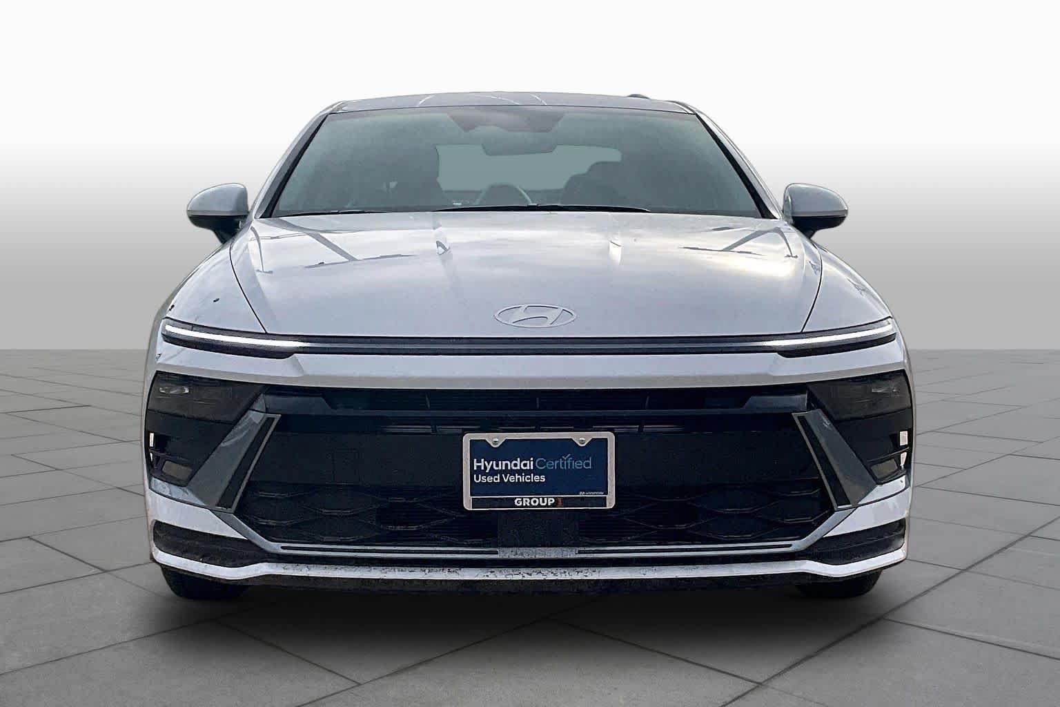 Used 2025 Serenity White Hyundai SE image 4