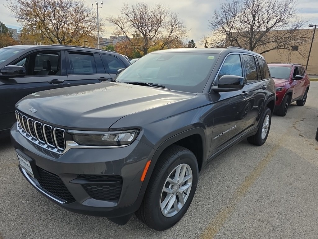 2025 Jeep Grand Cherokee Laredo photo 3