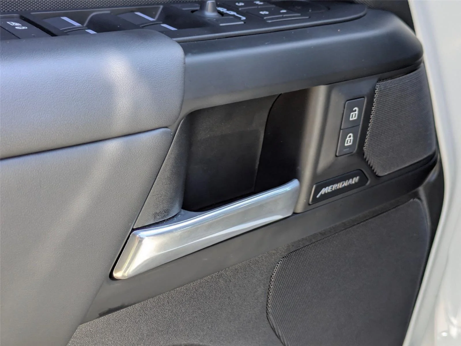 Used 2025 Fuji White Land Rover S image 13