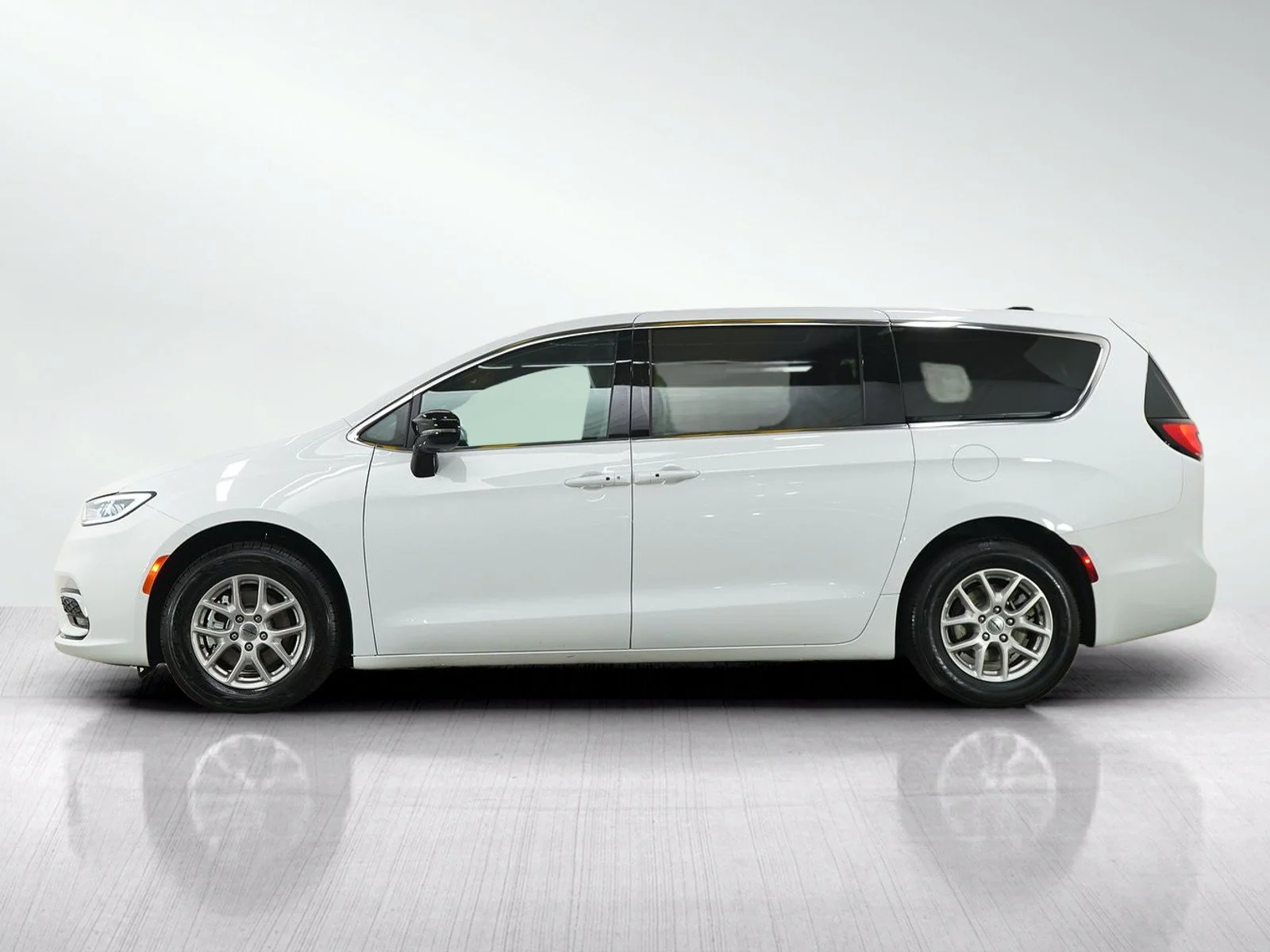 Used 2025 Chrysler Pacifica Select with VIN 2C4RC1BG0SR512302 for sale in Burnsville, Minnesota