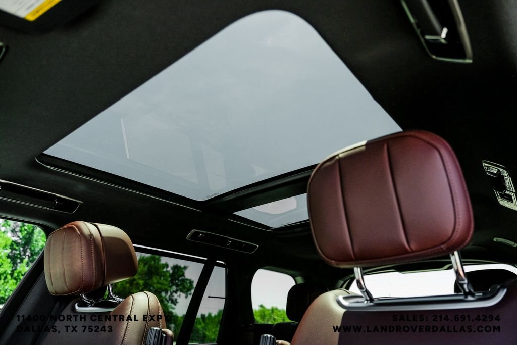 New 2026 Santorini Black Metallic Land Rover SE image 28