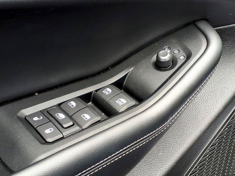 Used 2025 Diamond Black Crystal Pearlcoat Jeep Limited image 21