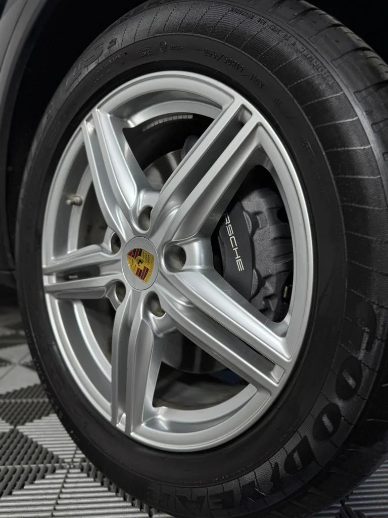 Used 2018 Moonlight Blue Metallic Porsche Base image 39