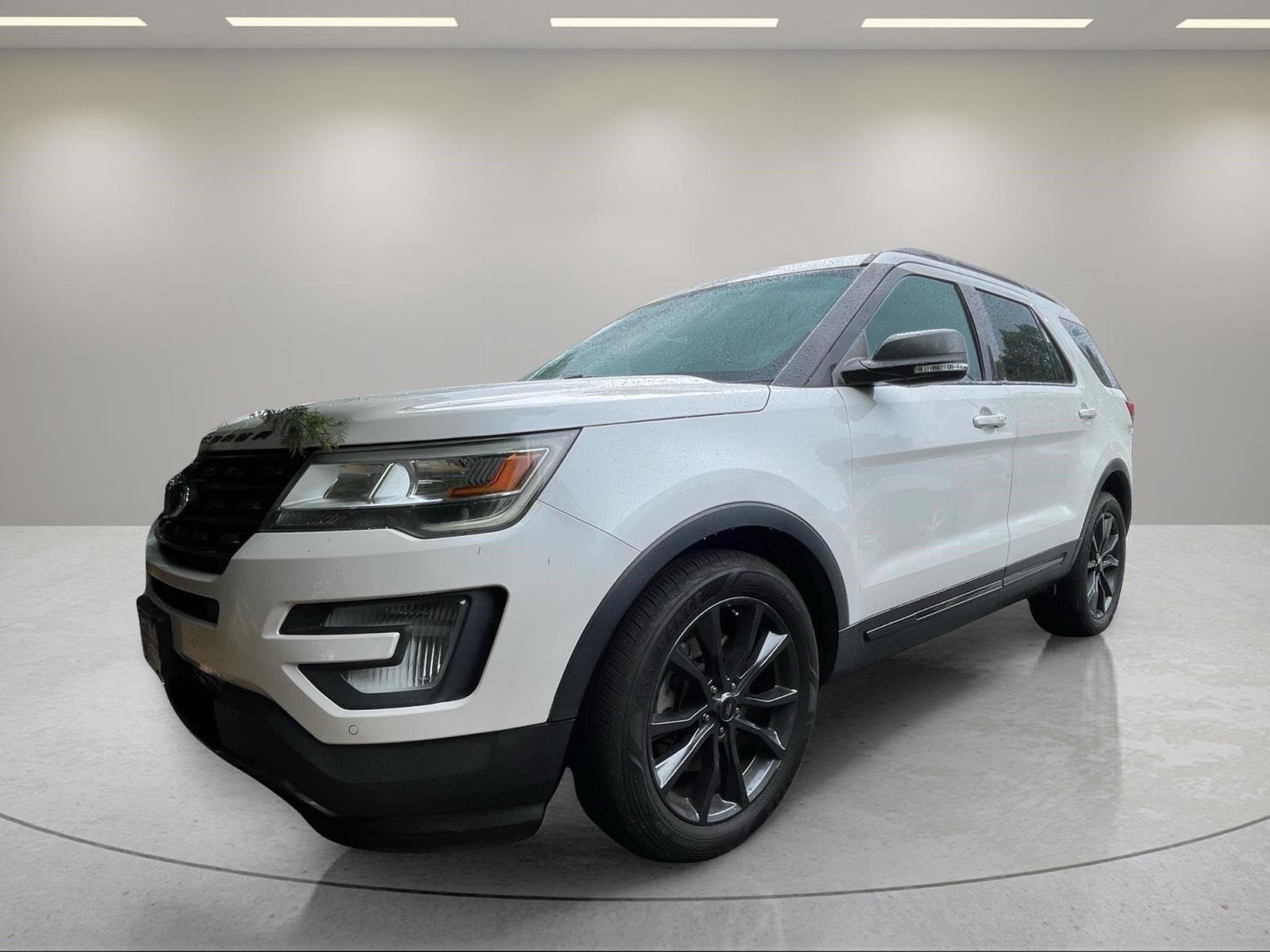 Used 2017 White Platinum Metallic Tri-Coat Ford XLT image 2