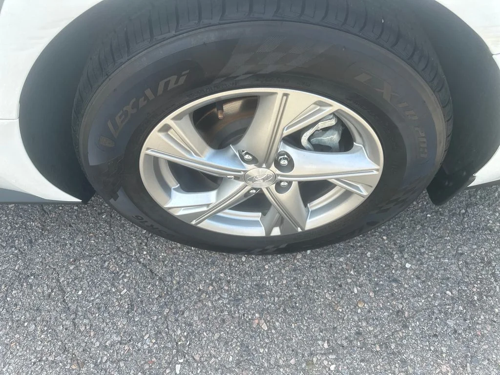 Used 2021 Gray Hyundai SE image 12
