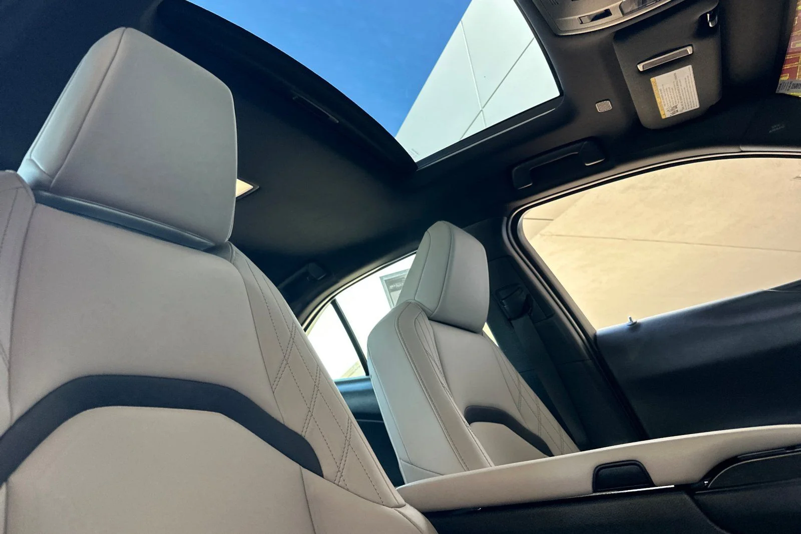 2025 Lexus UX Hybrid 300h - Photo 14
