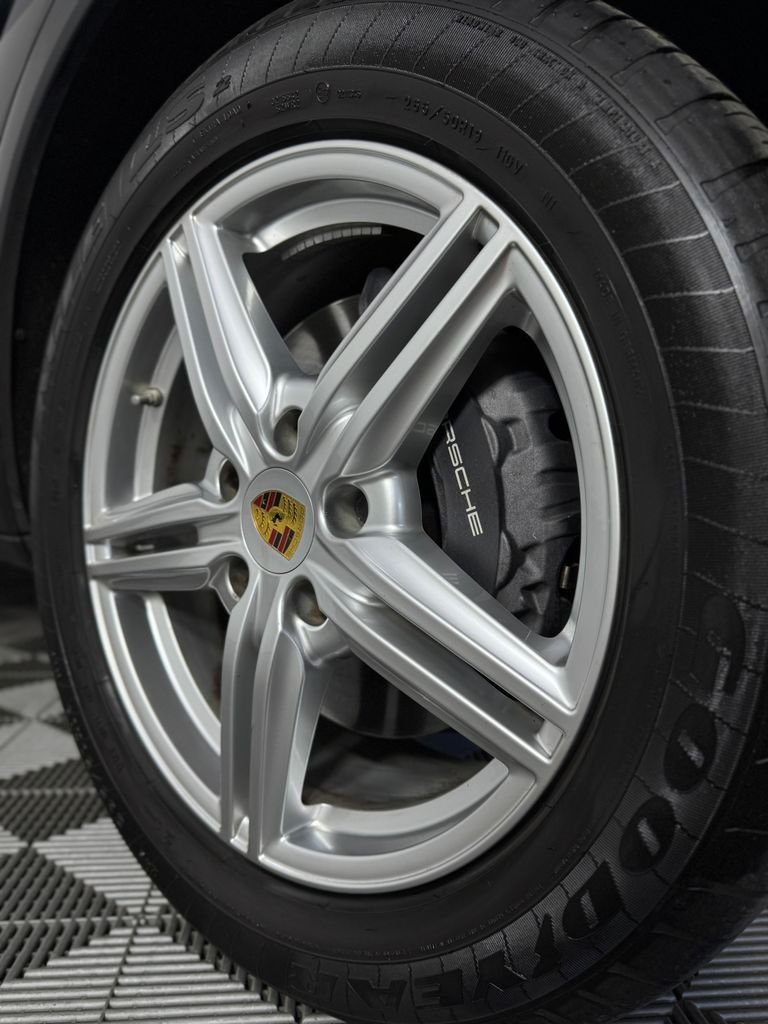 Used 2018 Moonlight Blue Metallic Porsche Base image 39