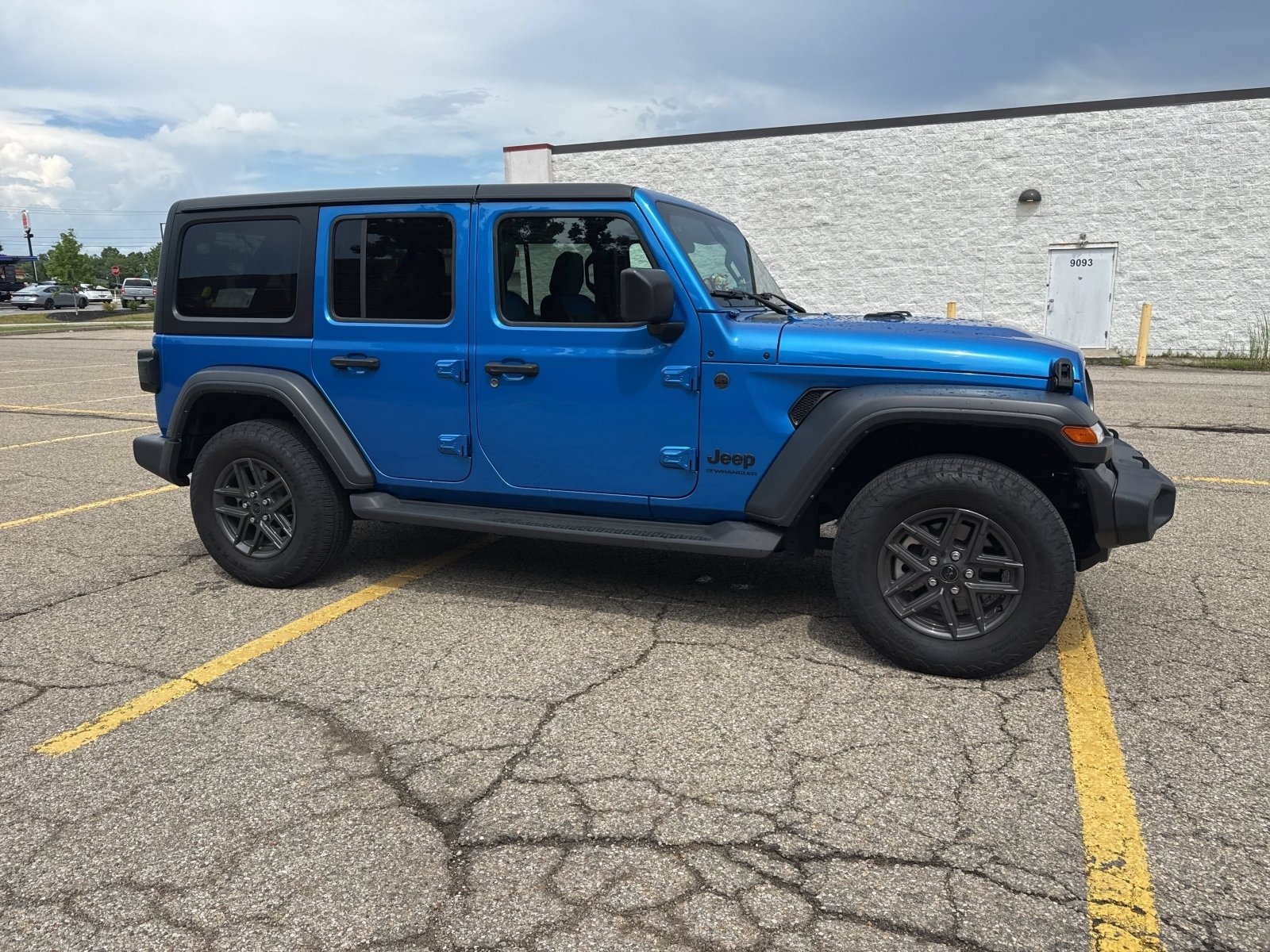 Used 2024 Hydro Blue Pearlcoat Jeep Sport S image 18