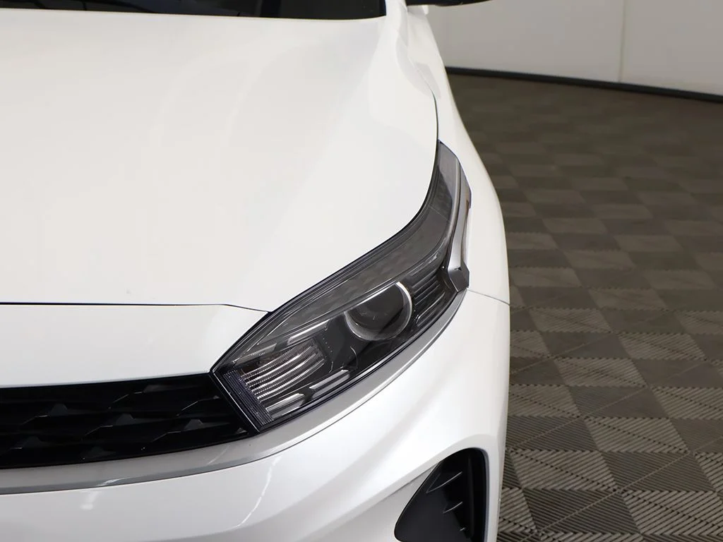 Used 2022 White Kia LXS image 16