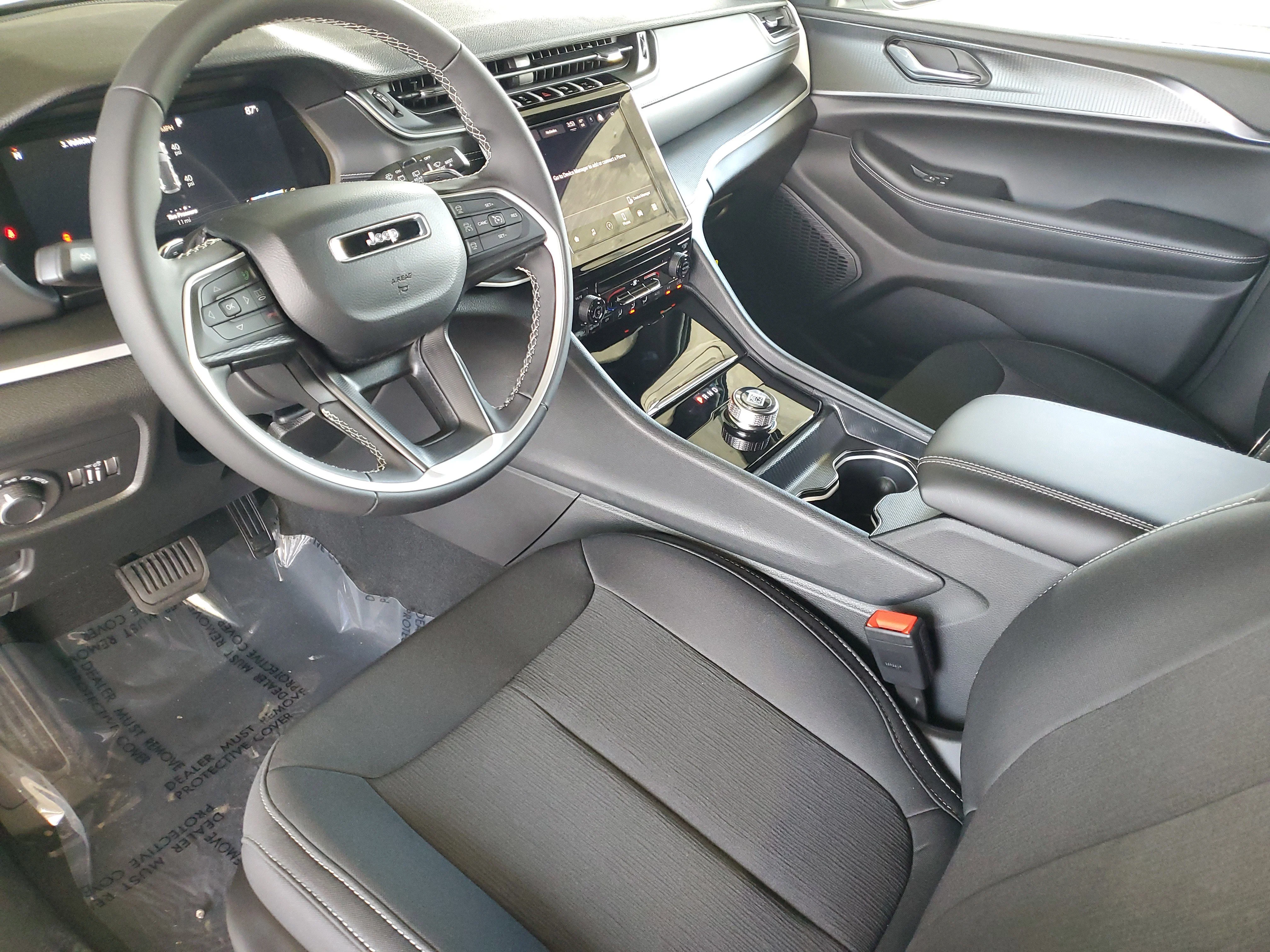 New 2026 Bright White Clear-Coat Exterior Paint Jeep Laredo image 16