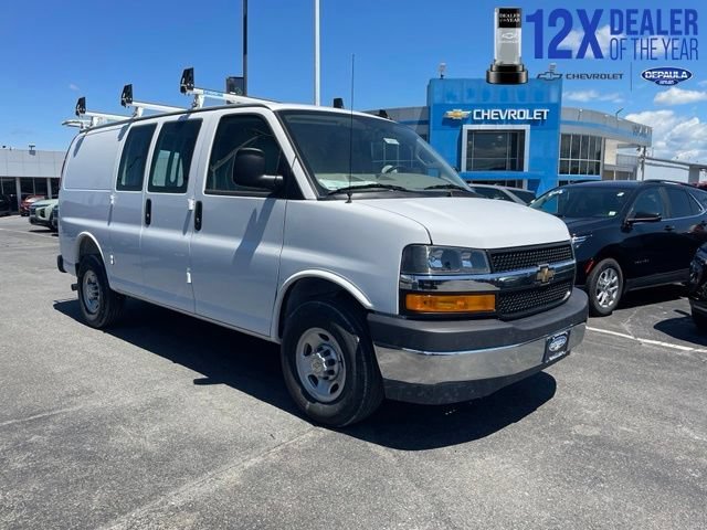 New 2025 Summit White Chevrolet WT image 1