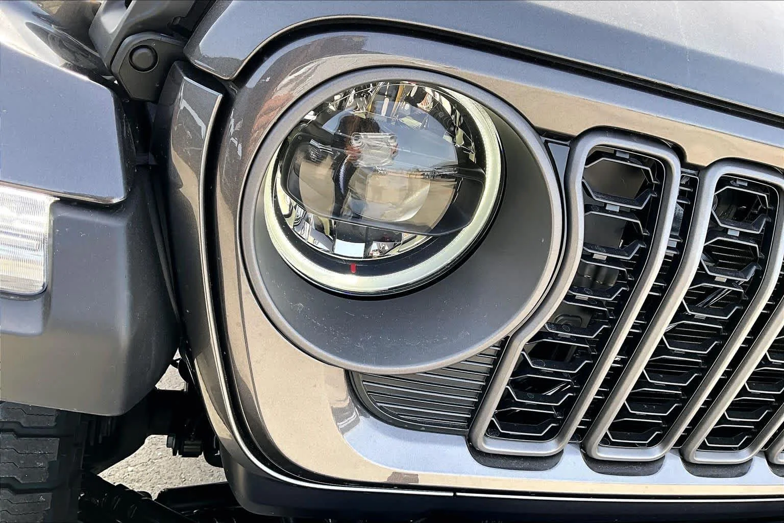 New 2026 Granite Crystal Metallic Clear-Coat Exterior Paint Jeep Rubicon image 14