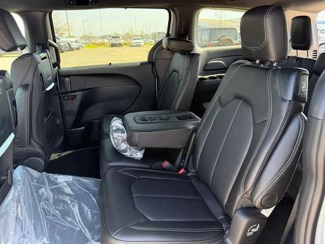 New 2026 Bright White Clear-Coat Exterior Paint Chrysler Select image 22