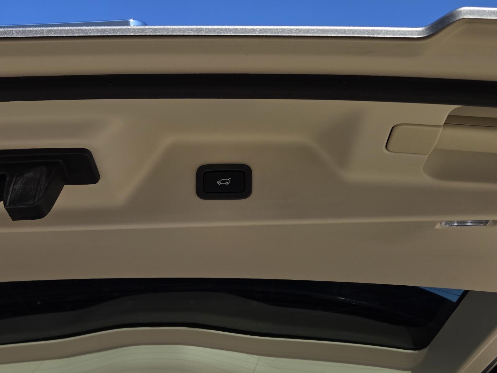 Used 2019 Silicon Silver Premium Metallic Land Rover Autobiography image 14