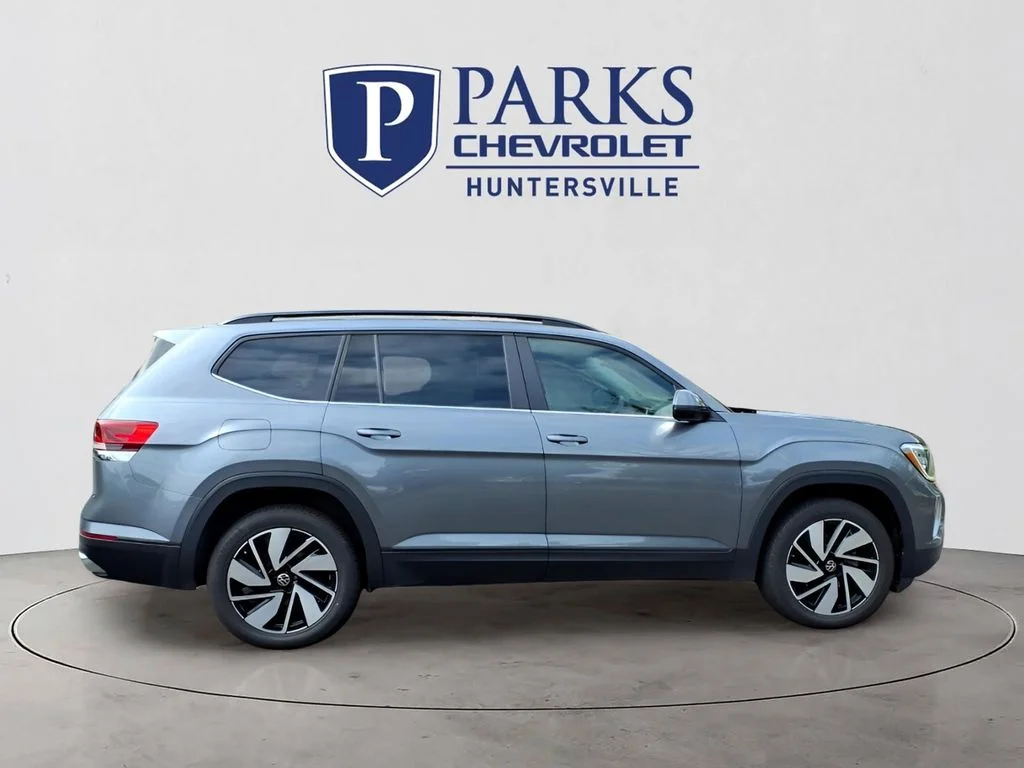 Used 2024  Volkswagen 2.0T SE w/Technology image 35