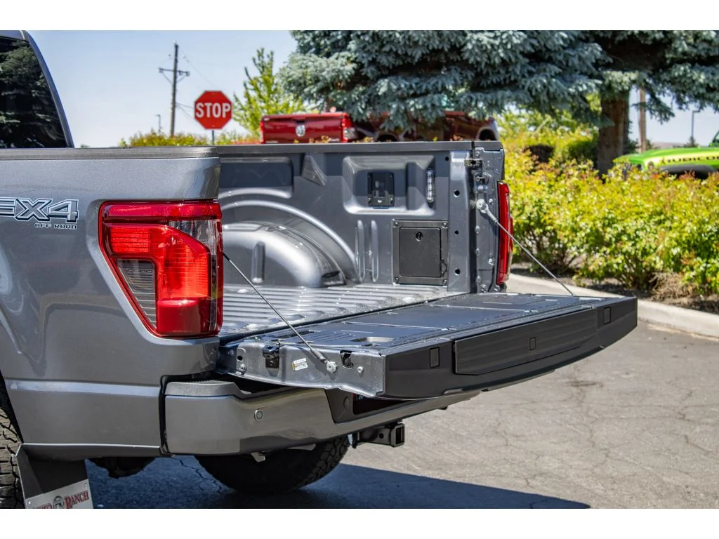 New 2026 CARBONIZED GRAY METALLIC Ford XLT image 10