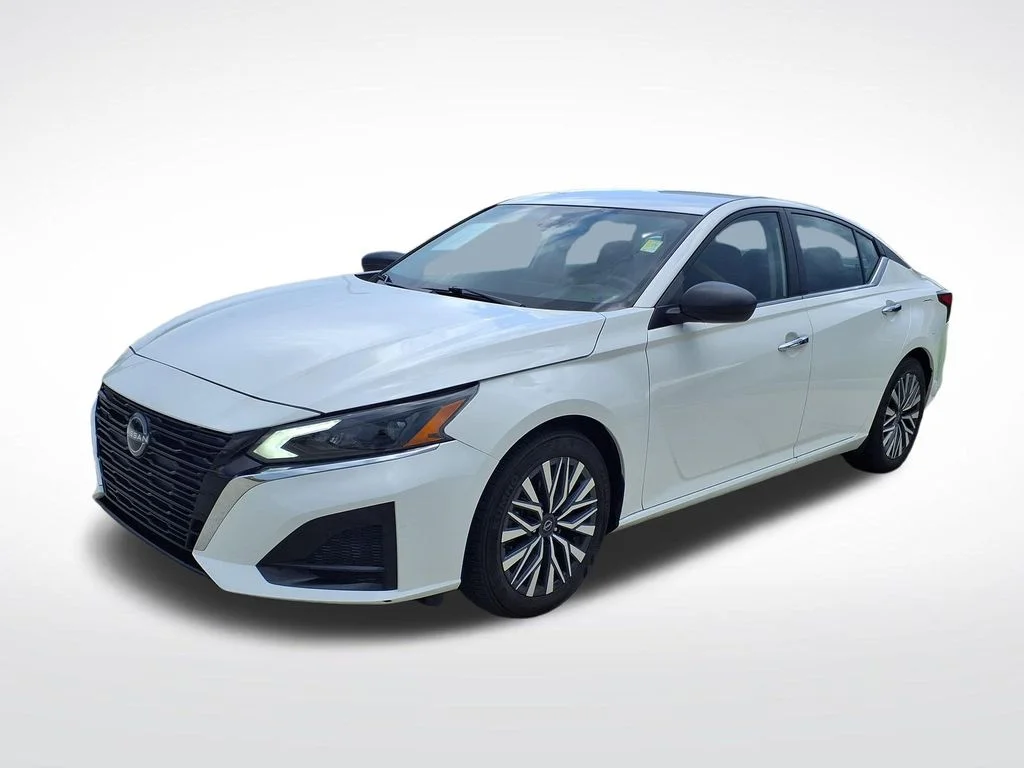 Used 2025 White Nissan 2.5 SV image 3