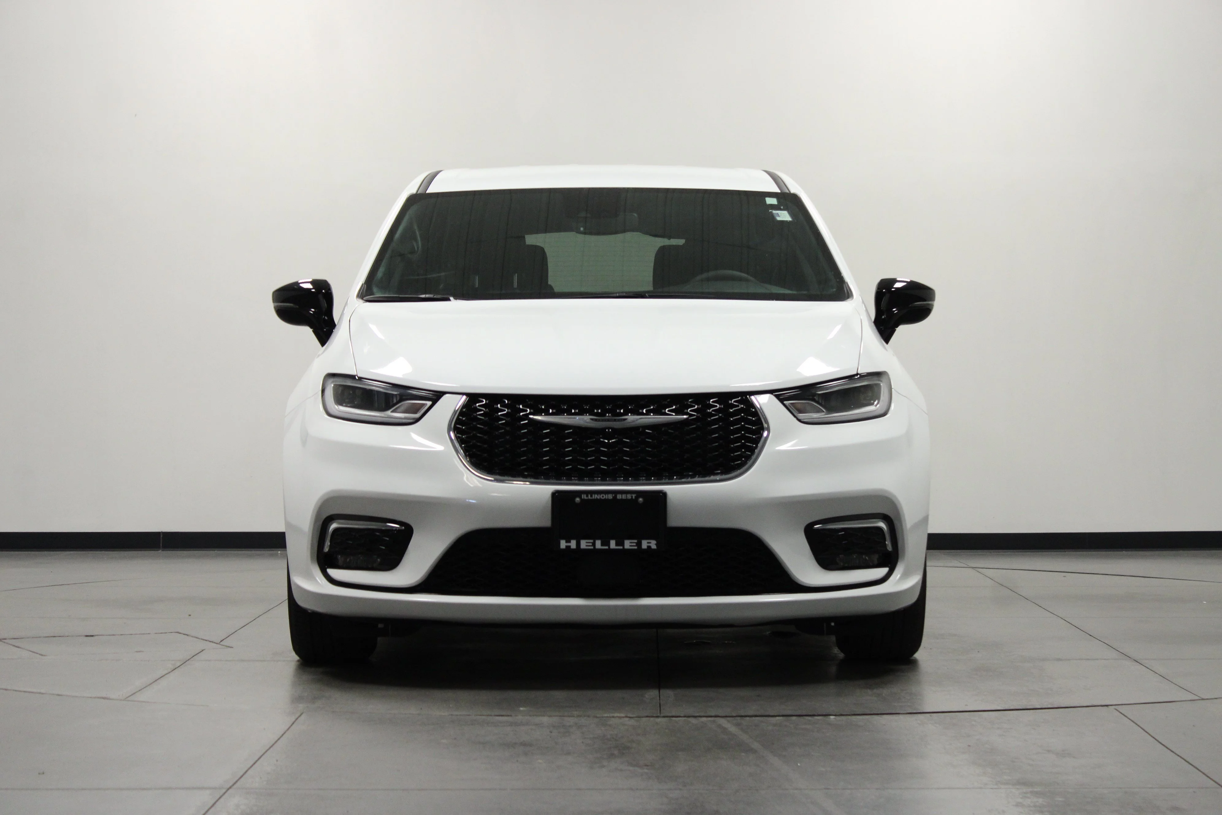 Used 2025 Bright White Clearcoat Chrysler Select image 9