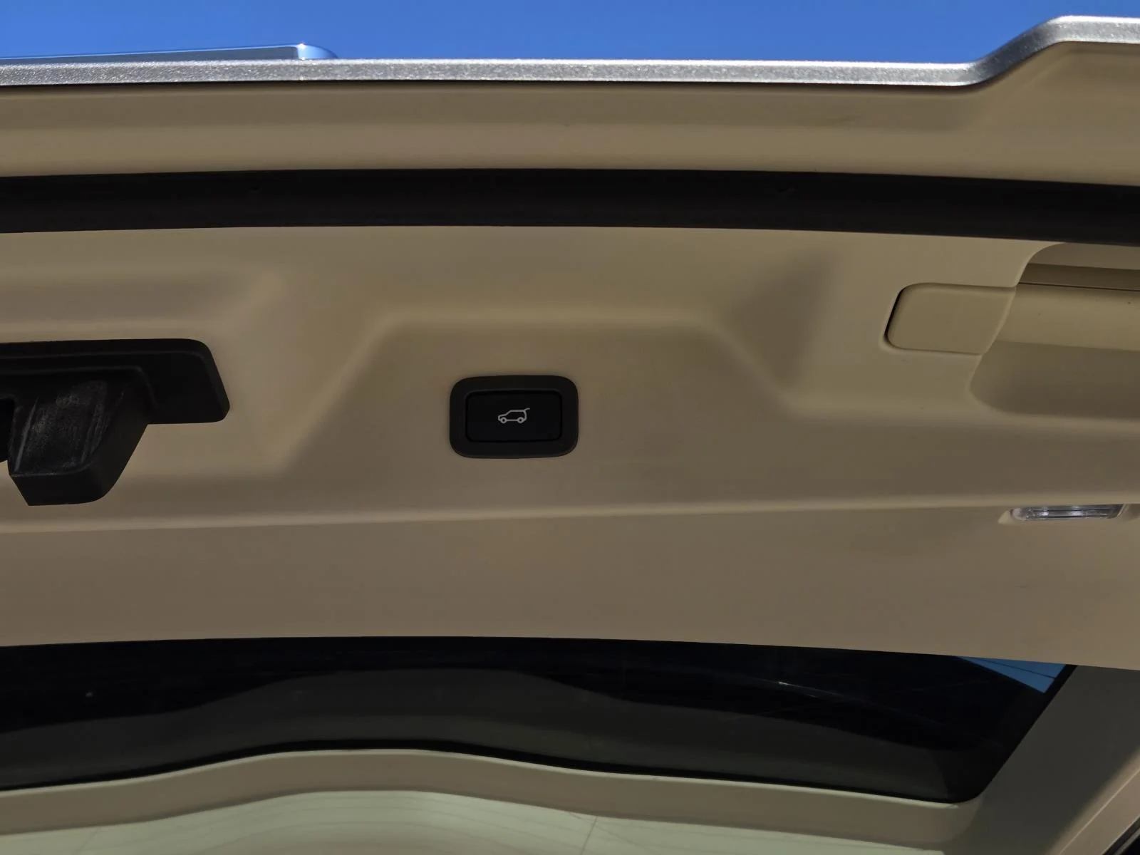 Used 2019 Silicon Silver Premium Metallic Land Rover Autobiography image 14