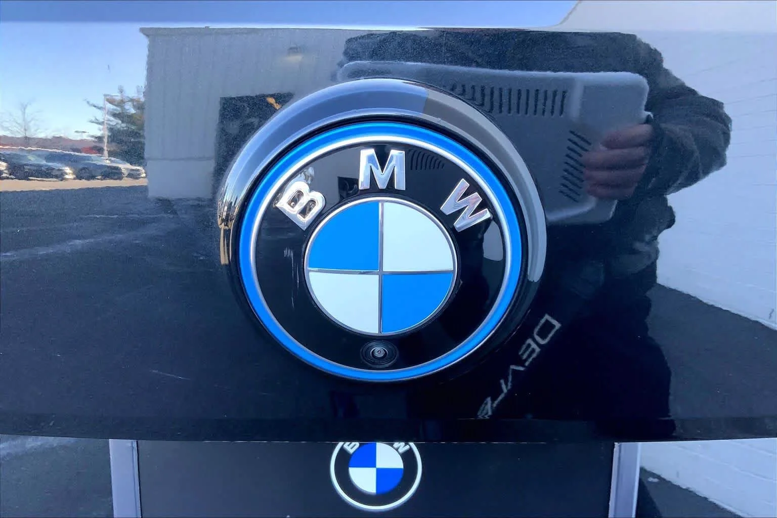 Certified Used 2025 Black Sapphire Metallic BMW M60 image 9