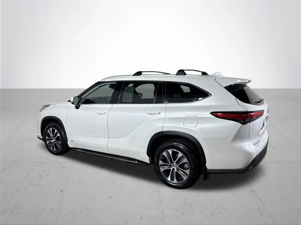Used 2022 Beige Toyota XLE image 8