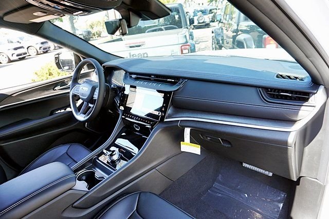 New 2026 Bright White Clear-Coat Exterior Paint Jeep Limited image 11