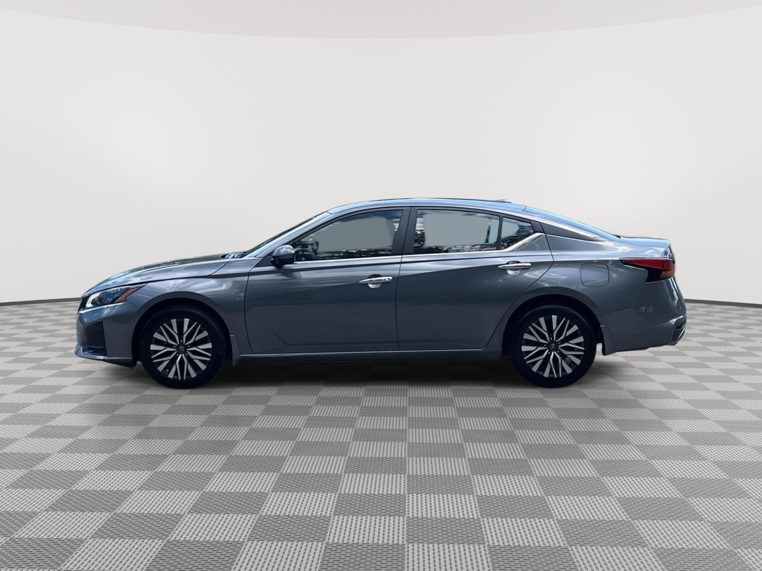 Used 2024 Gun Metallic Nissan 2.5 SV image 8