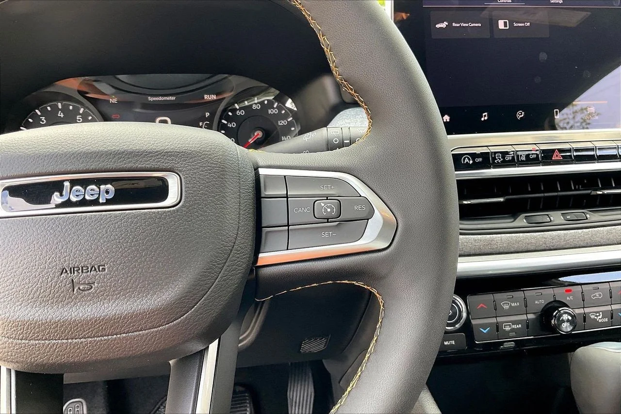 New 2026 Bright White Clearcoat Jeep Latitude image 27