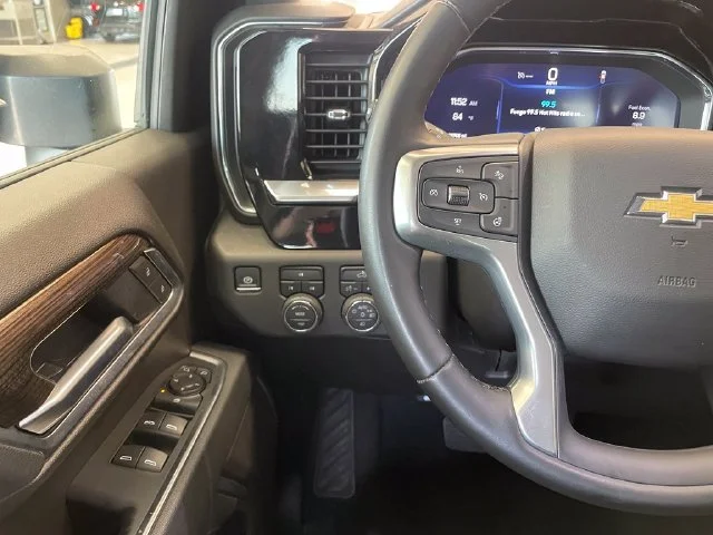 Used 2025 Summit White Chevrolet LT image 17