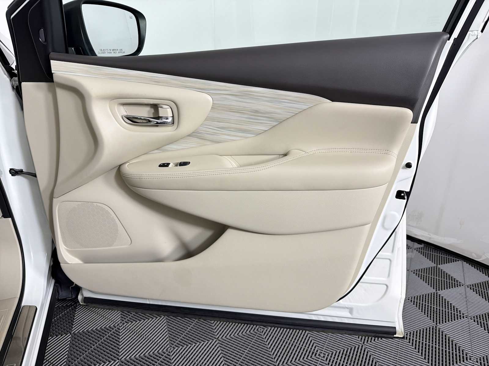Used 2018 Pearl White Nissan Platinum image 11
