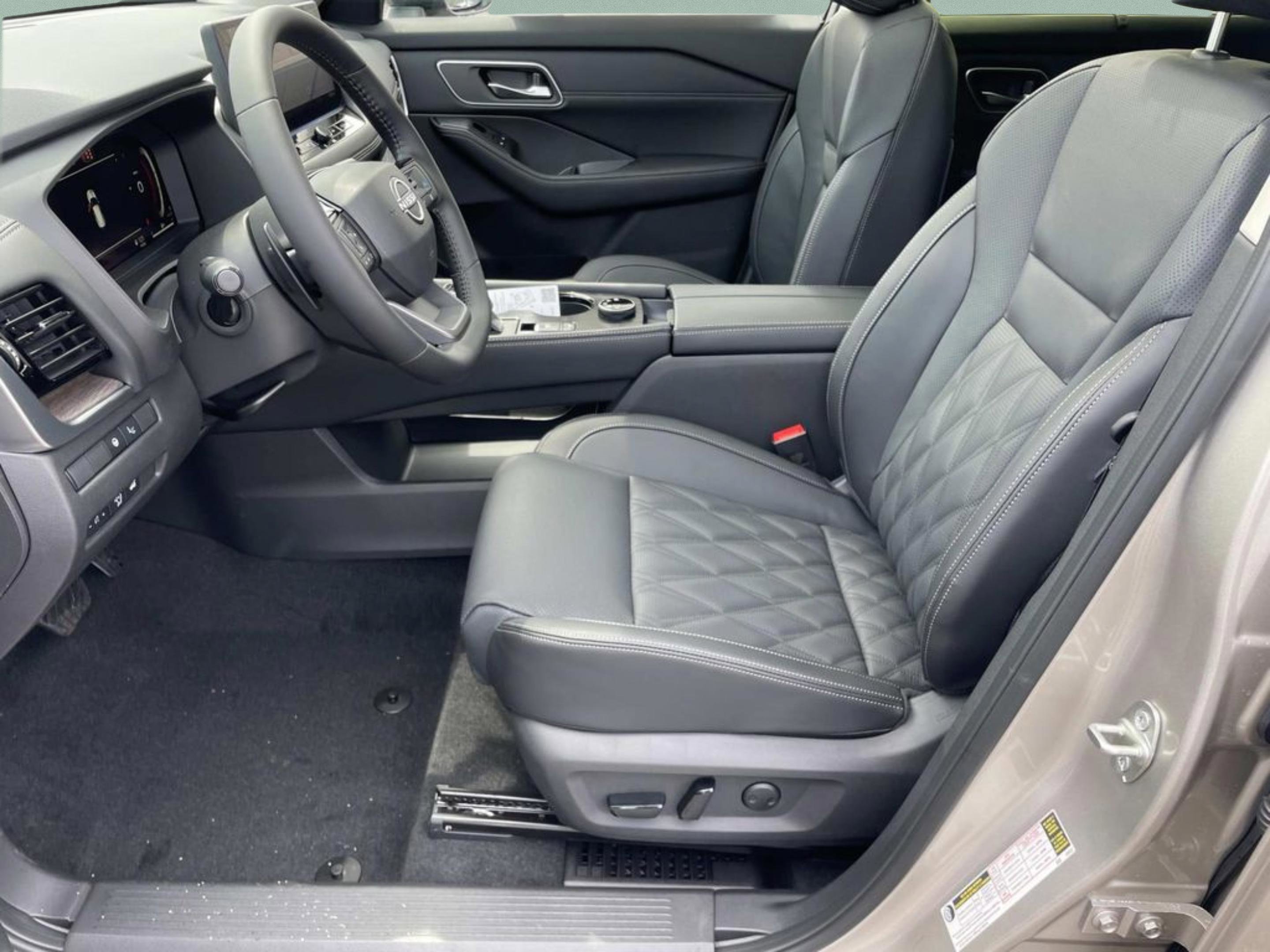 New 2026 Champagne Silver Metallic / Super Black Two-tone Nissan Platinum image 19