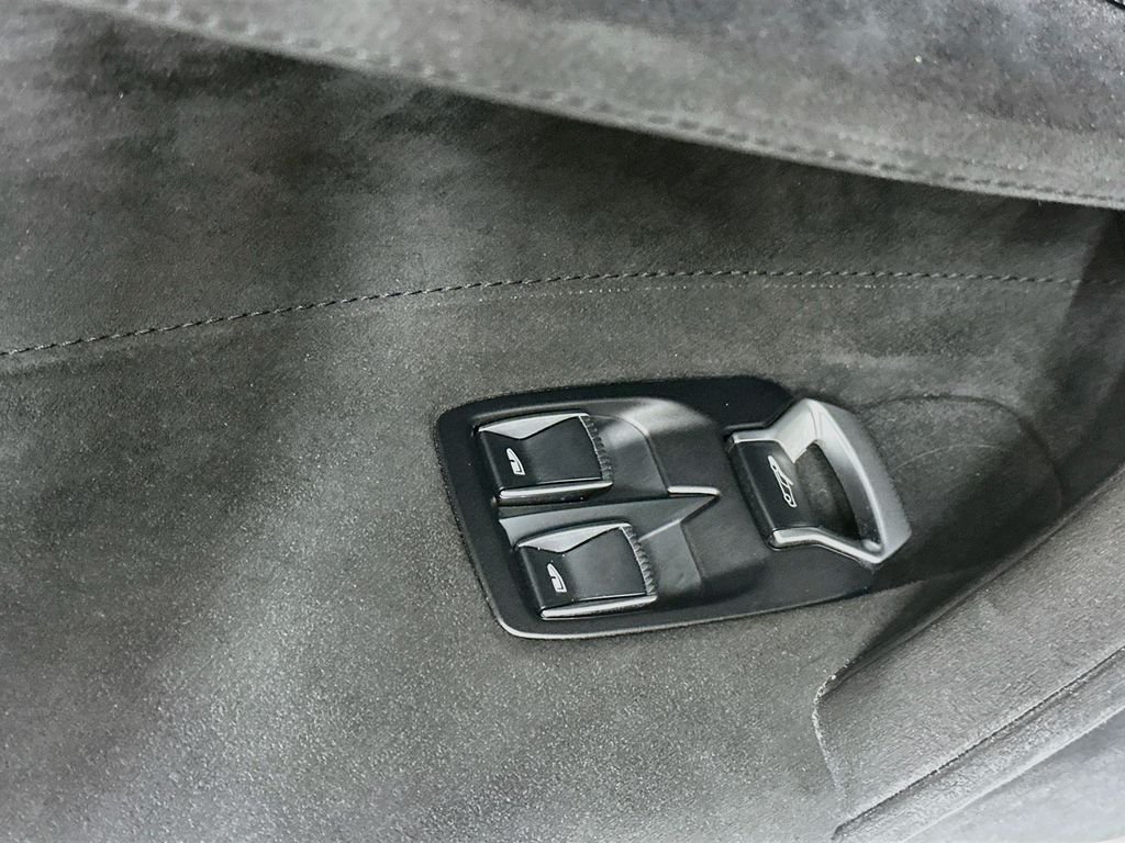 Used 2025  McLaren  image 19