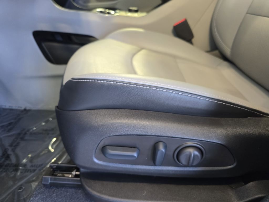 Used 2023 White GMC SLT image 31