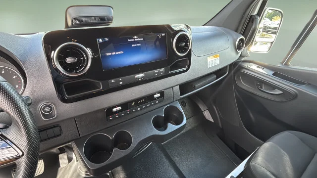 Used 2025  Mercedes-Benz NA image 31