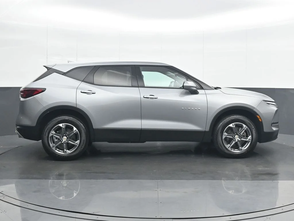 Used 2025 Gray Chevrolet LT image 7