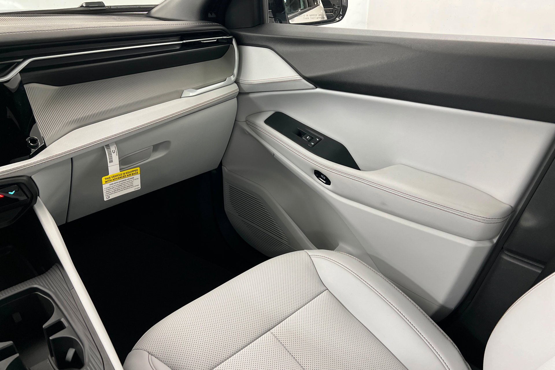 New 2026 Bright White Clear-Coat Exterior Paint Jeep Limited image 11