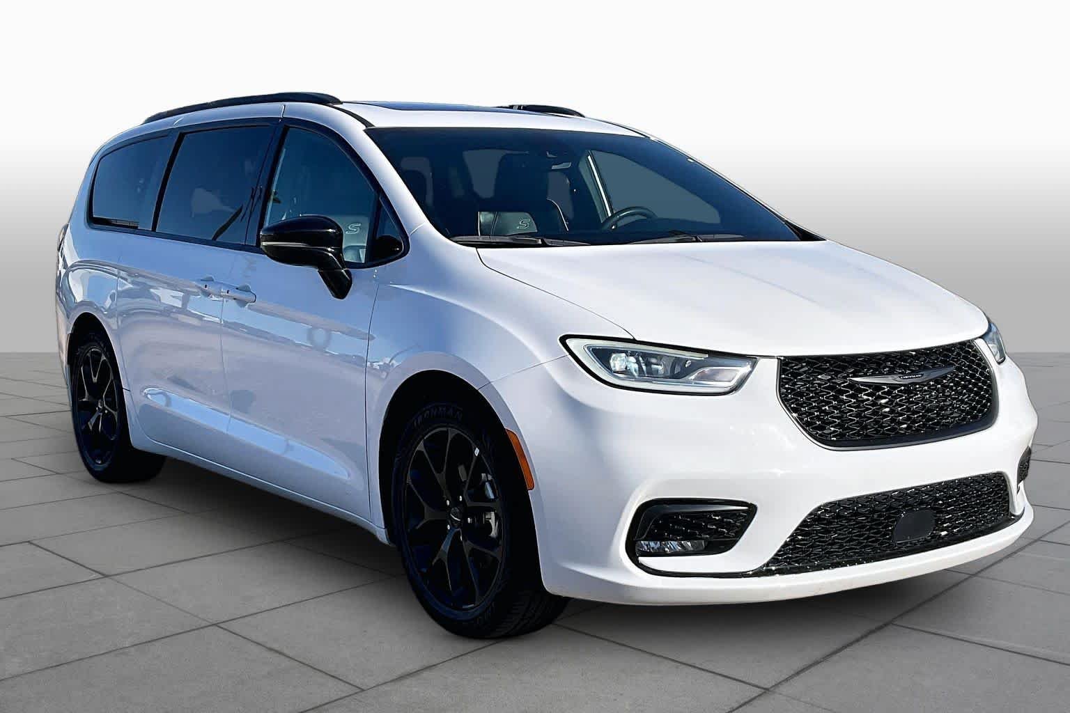 Used 2025 Bright White Clearcoat Chrysler Limited image 3