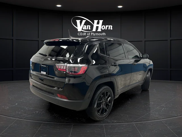 Used 2025 Diamond Black Jeep Latitude image 7