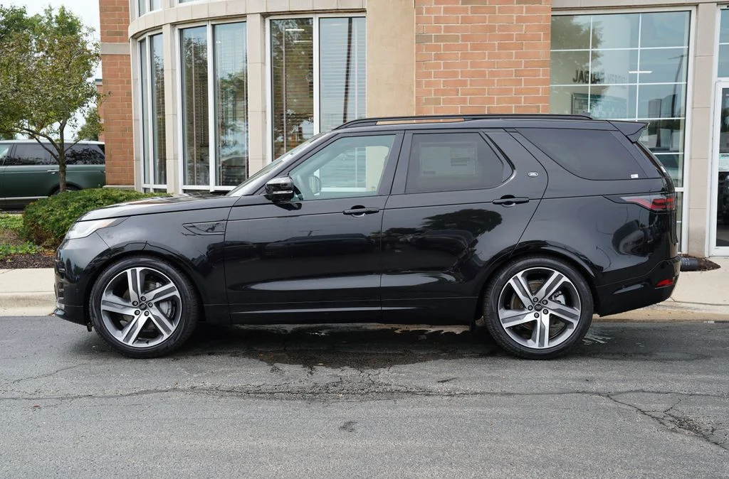 New 2026 Santorini Black Land Rover Dynamic SE image 2