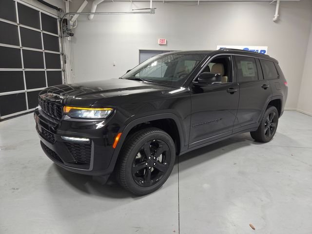 New 2026 Diamond Black Crystal Pearl-Coat Exterior Paint Jeep Limited image 3
