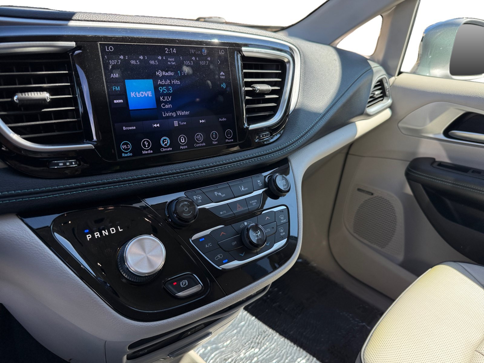 Used 2018 Billet Silver Metallic Chrysler Limited image 12