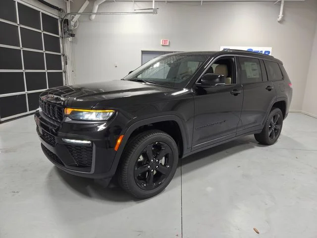 New 2026 Diamond Black Crystal Pearl-Coat Exterior Paint Jeep Limited image 3